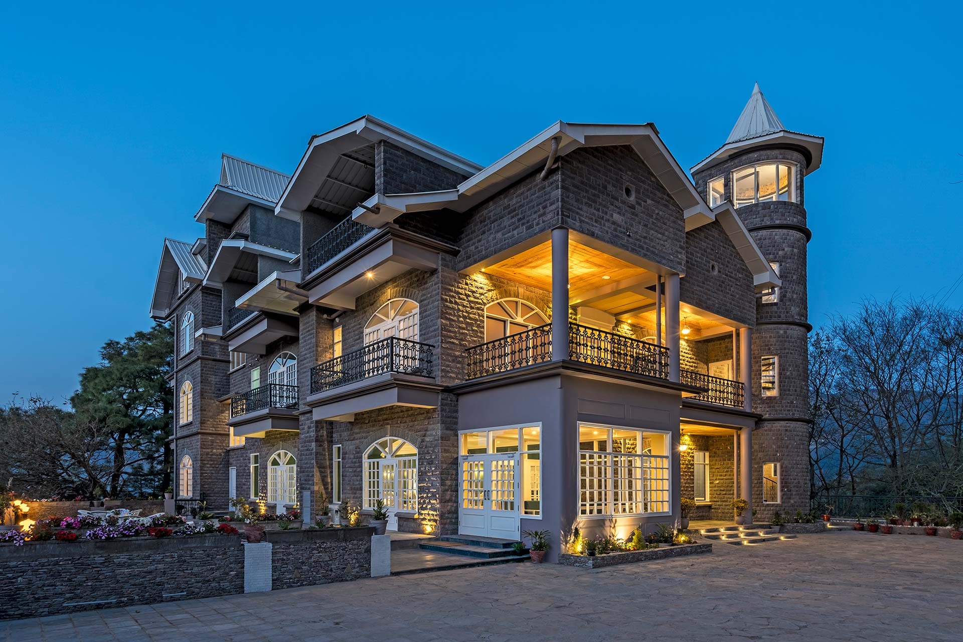 The Mansion against the hills
